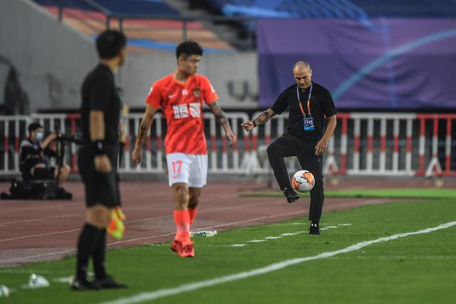 主场惨败日本男篮19分！中国男篮乱打一气，又被逼入绝境